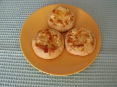 ÜZERİ YOĞURT SOSLU POĞAÇA TARİFİ, NASIL YAPILIR?