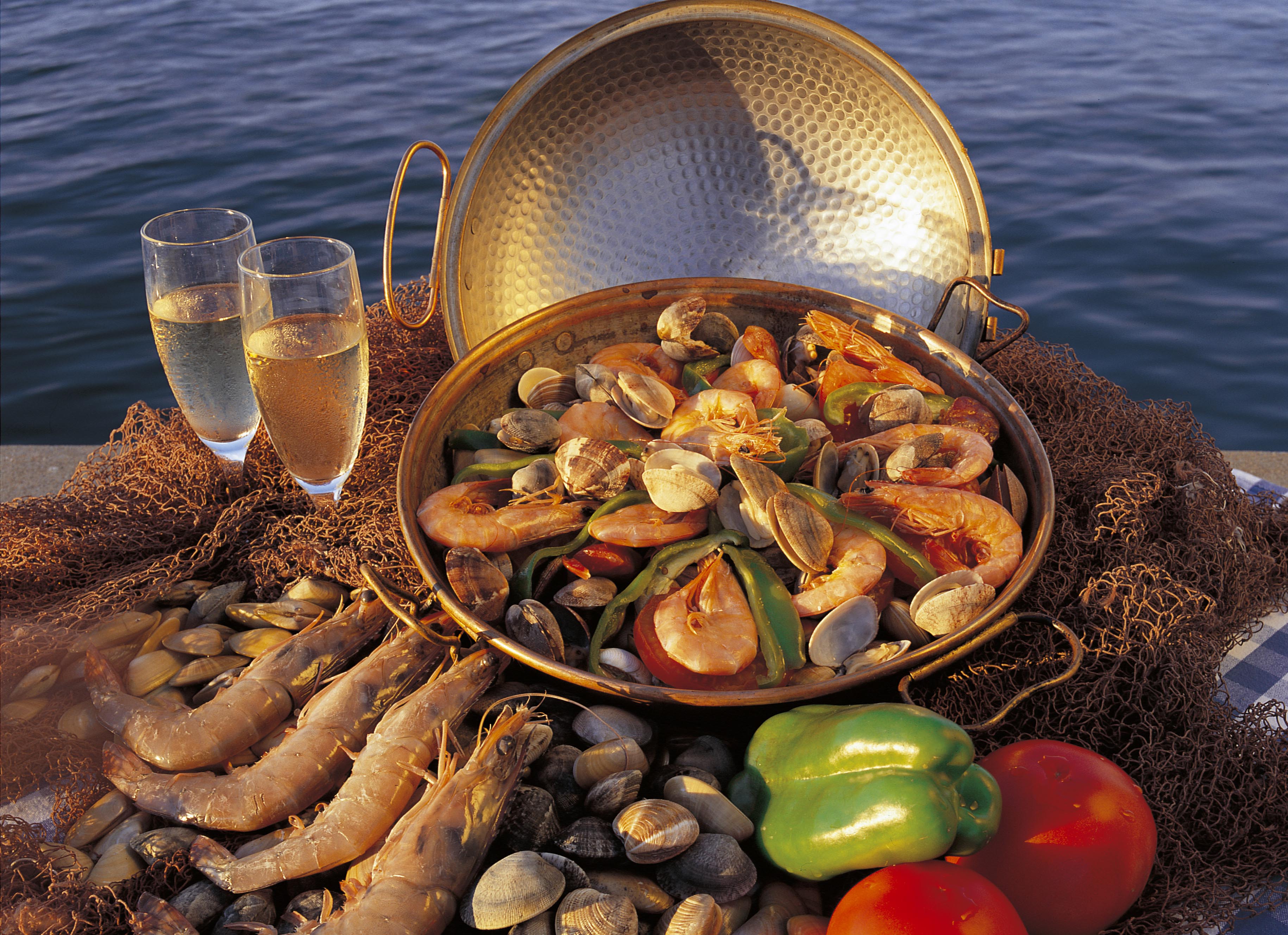 Еда купание. Kuxnya Монтенегро. Средиземноморская кухня. Обед с морепродуктами. Вино и морепродукты.