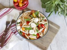 Yaz Hafifliğinde Kolay Makarna Salatası Tarifleri