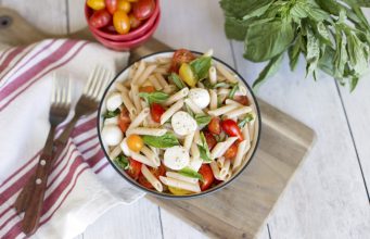 Yaz Hafifliğinde Kolay Makarna Salatası Tarifleri